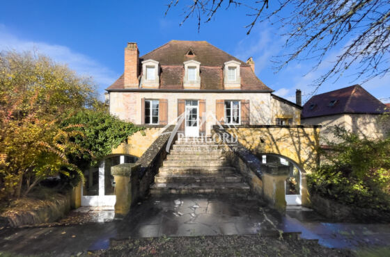 Au cœur d’un village du Périgord Noir : Périgourdine en pierre datant de 1850