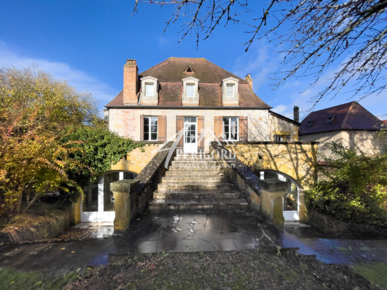 Au cœur d’un village du Périgord Noir : Périgourdine en pierre datant de 1850