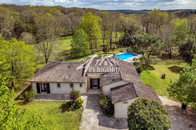 Propriété en pierre de 180 m² à proximité du village de Lalinde avec double garage et piscine.Cette villa offre une cuisine/séjour/salle à manger lumineuse et spacieuse de 80 m²