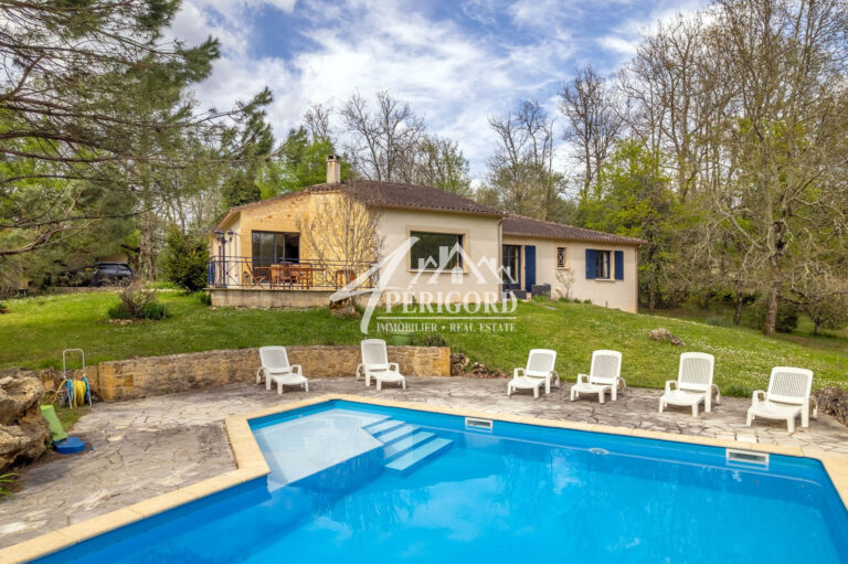 Propriété en pierre de 180 m² à proximité du village de Lalinde avec double garage et piscine.Cette villa offre une cuisine/séjour/salle à manger lumineuse et spacieuse de 80 m²