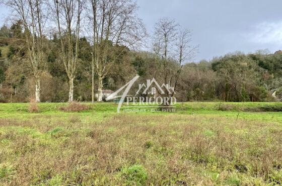 AU COEUR DU VILLAGE DE LALINDE Idéalement situé proche des commerces et du centre-ville