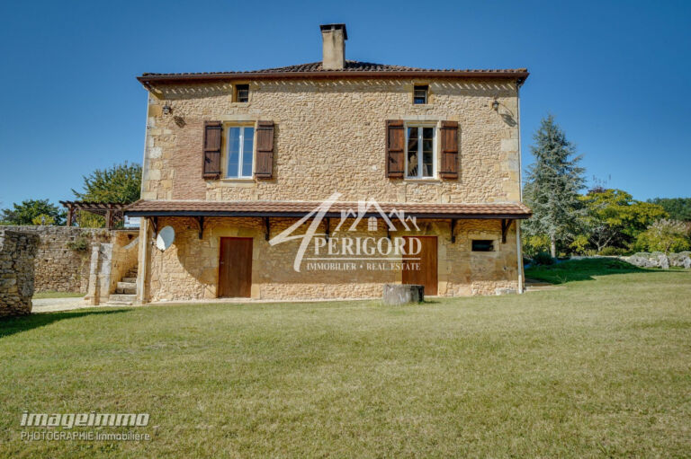 Ancien couvent du XVIe siècle entièrement rénové sur un terrain de 2 669 m²Cette bâtisse pleine de caractère offre 186 m² de surface habitable