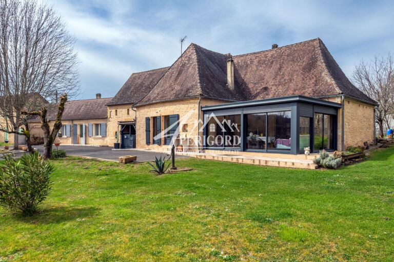 VUE SUR LA DORDOGNE – Belle longère avec son gîte de 215 m²