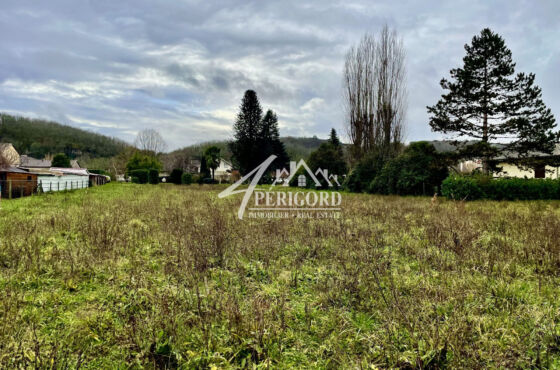 AU COEUR DU VILLAGE DE LALINDE Idéalement situé proche des commerces et du centre-ville