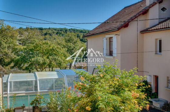 SOUS-OFFRE - PRIX EXCEPTIONNELSuperbe vue sur la Dordogne pour ce bien rare composé de deux maisons en pierre.La première maison