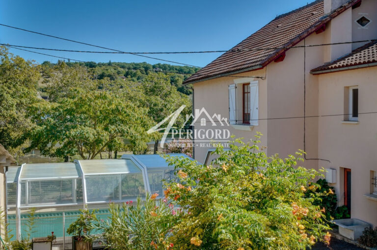 SOUS-OFFRE - PRIX EXCEPTIONNELSuperbe vue sur la Dordogne pour ce bien rare composé de deux maisons en pierre.La première maison