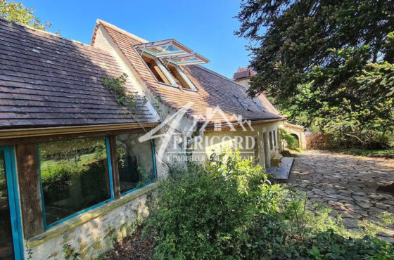 Périgourdine rénovée de 225 m² avec terrasse de 45 m² et piscine à débordement (11x5 m)Située sur un parc arboré de 2 465 m²