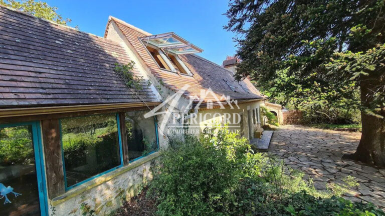 Périgourdine rénovée de 225 m² avec terrasse de 45 m² et piscine à débordement (11x5 m)Située sur un parc arboré de 2 465 m²