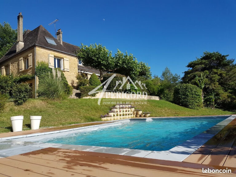 Maison périgourdine de 190 m². Piscine de 8x4 au sel. Offrant une vue dominante. Composée de 3 niveaux. Rez-de-chaussée:-Une entrée.-Un vaste et lumineux espace de vie: Cuisine/salon/salle à manger donnant sur une véranda.- 2 chambres dont une suite parentale.-Salle de bain