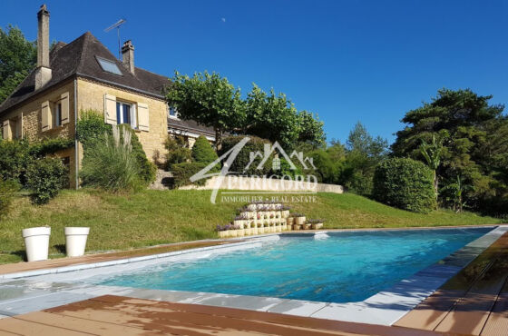 Maison périgourdine de 190 m². Piscine de 8x4 au sel. Offrant une vue dominante. Composée de 3 niveaux. Rez-de-chaussée:-Une entrée.-Un vaste et lumineux espace de vie: Cuisine/salon/salle à manger donnant sur une véranda.- 2 chambres dont une suite parentale.-Salle de bain