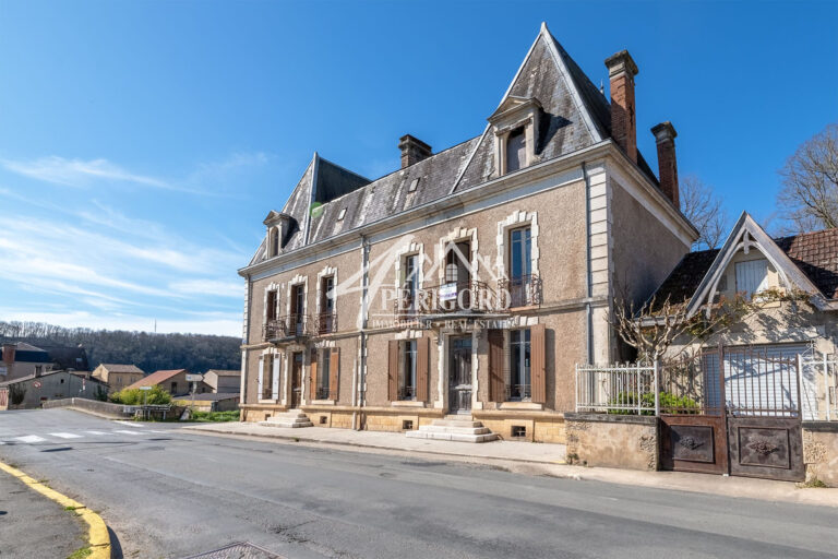 À RÉNOVER - MAISON BOURGEOISE DANS VILLAGESituée dans un charmant village