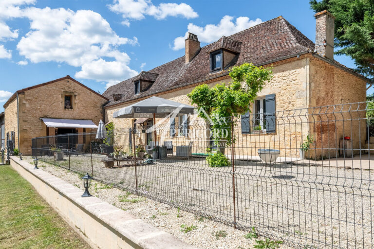 Maison en pierre 200m² avec gîte de 135 m² et une grange de 150 m² sur 5668 m² de terrainCette belle maison en pierre