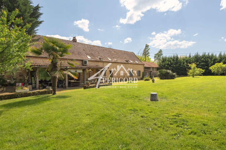 Maison en pierre 200m² avec gîte de 135 m² et une grange de 150 m² sur 5668 m² de terrainCette belle maison en pierre