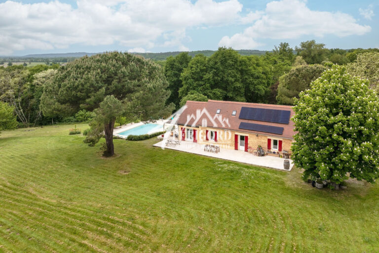 Propriété d'exception avec vue imprenable et équipements modernes.Sur plus de 15 000 m²