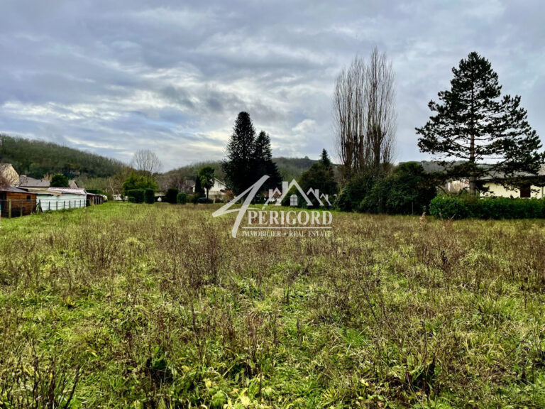 Sous compromis : AU COEUR DU VILLAGE DE LALINDE Idéalement situé proche des commerces et du centre-ville