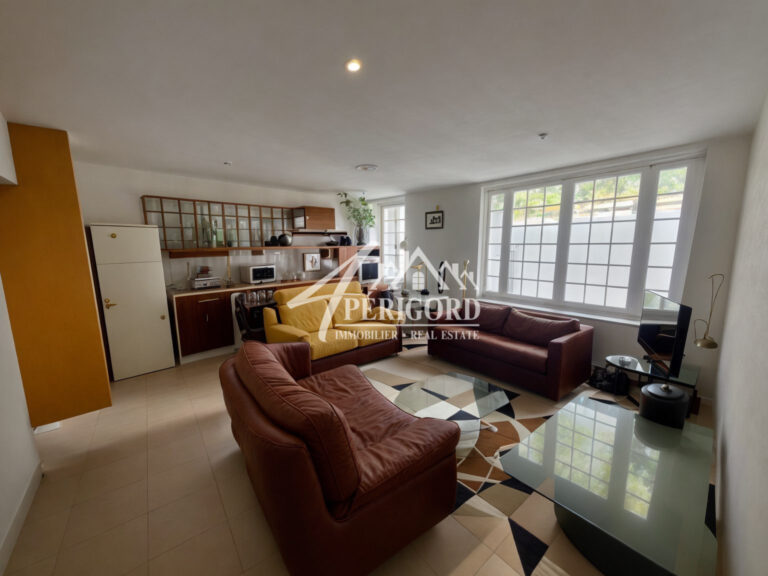 Sous compromis : SOUS COMPROMISAu cœur du village – Appartement T2 avec terrainAppartement de type T2 idéalement situé au centre du village