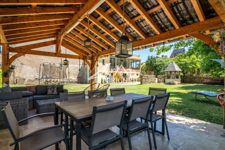 Au cœur de Lalinde – Maison de village rénovée avec terrasse