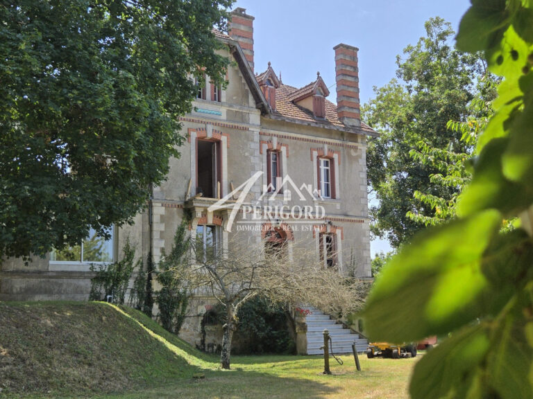 Sous compromis : SOUS OFFRELalinde – Maison Bourgeoise de 1902 avec Vue sur la Dordogne268 m² habitables – 12 pièces – 8 chambres – 6 salles d’eau – Terrain de 7 620 m² – PiscineSituée dans un environnement calme et privilégié