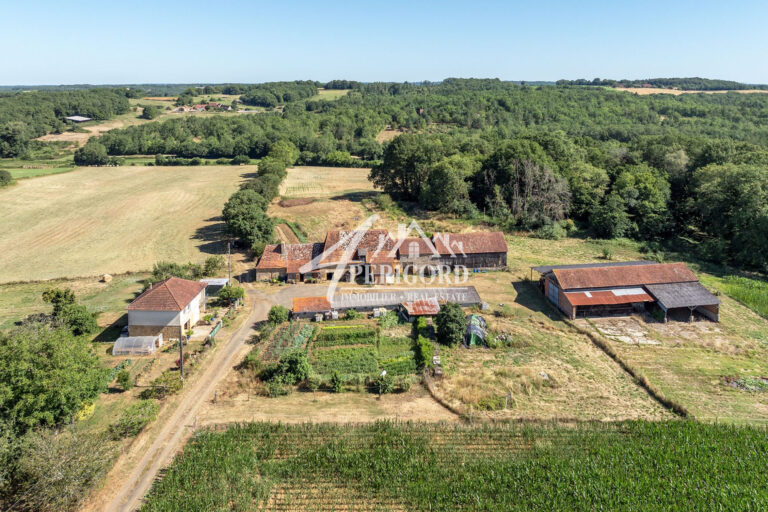 Sous compromis :  SOUS COMPROMISCorps de ferme à rénover – Deux habitations + dépendances – En pleine nature