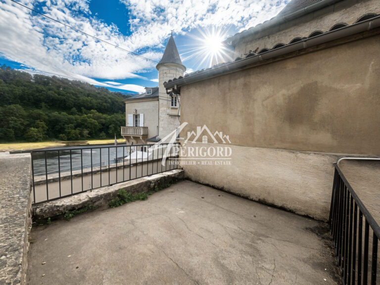 Sous compromis : SOUS OFFREÀ rénover – Maison de village avec vue sur la DordogneCharmante maison de village à rénover