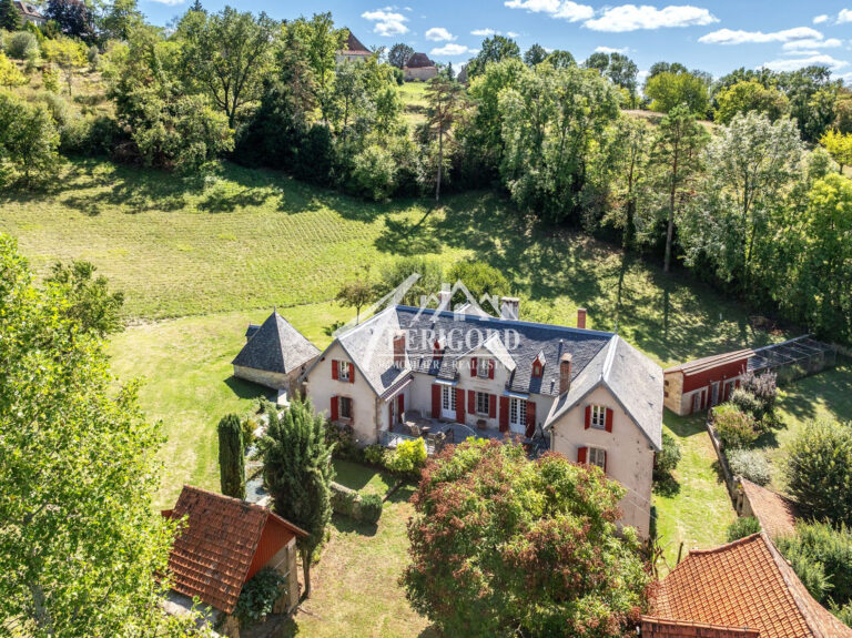 MAISON BOURGEOISE DU XVIIIe SIÈCLE – 227 m² HABITABLES + 130m² DÉPENDANCES – 1