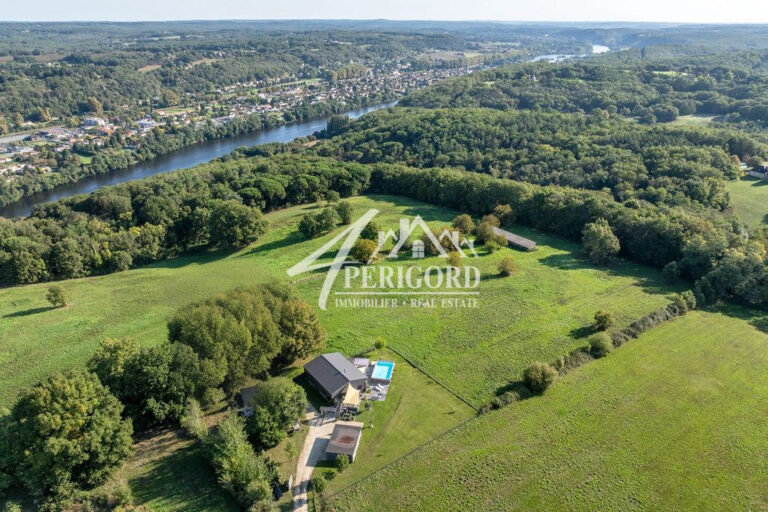 Vue à couper le souffle et calme absolu – Propriété de charme sur 5.5 ha avec. Deux dépendances