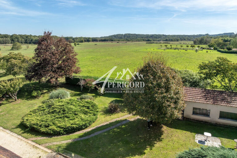ENTRE BERGERAC ET LALINDE   À vendre – FERME à rénover avec dépendances et 4.6 hect de terrain –Située dans le charmant village