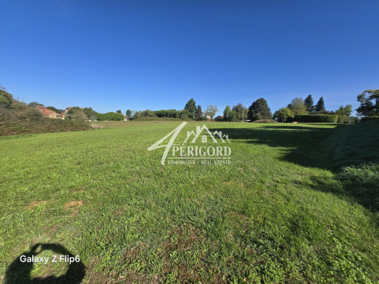 Vue sur les Collines.Terrain Constructible de 2800 m². Offrant une vue imprenable..Ce terrain