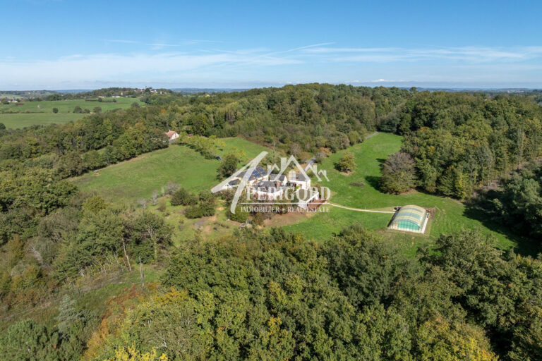EXCLUSIVITE   Domaine d’exception sur 26 ha – 6 Gîtes à développer – Fort rendement – Châtres (24120)Ensemble immobilier de charme situé en pleine nature